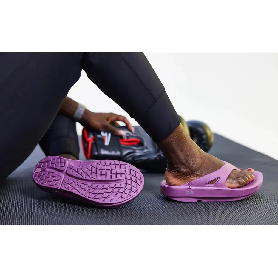 OOFOS Unisex OOriginal Sandal in Plum